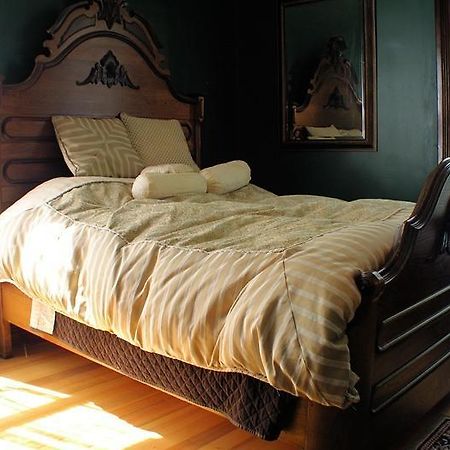 Whiskey Mansion Bed & Breakfast Saint Joseph Rom bilde