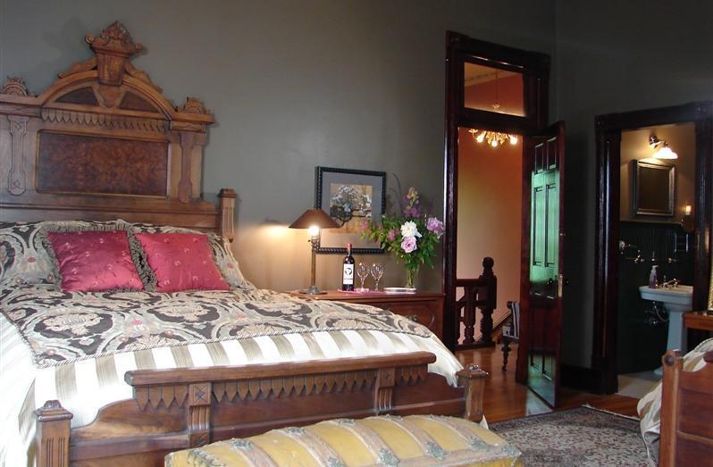 Whiskey Mansion Bed & Breakfast Saint Joseph Rom bilde