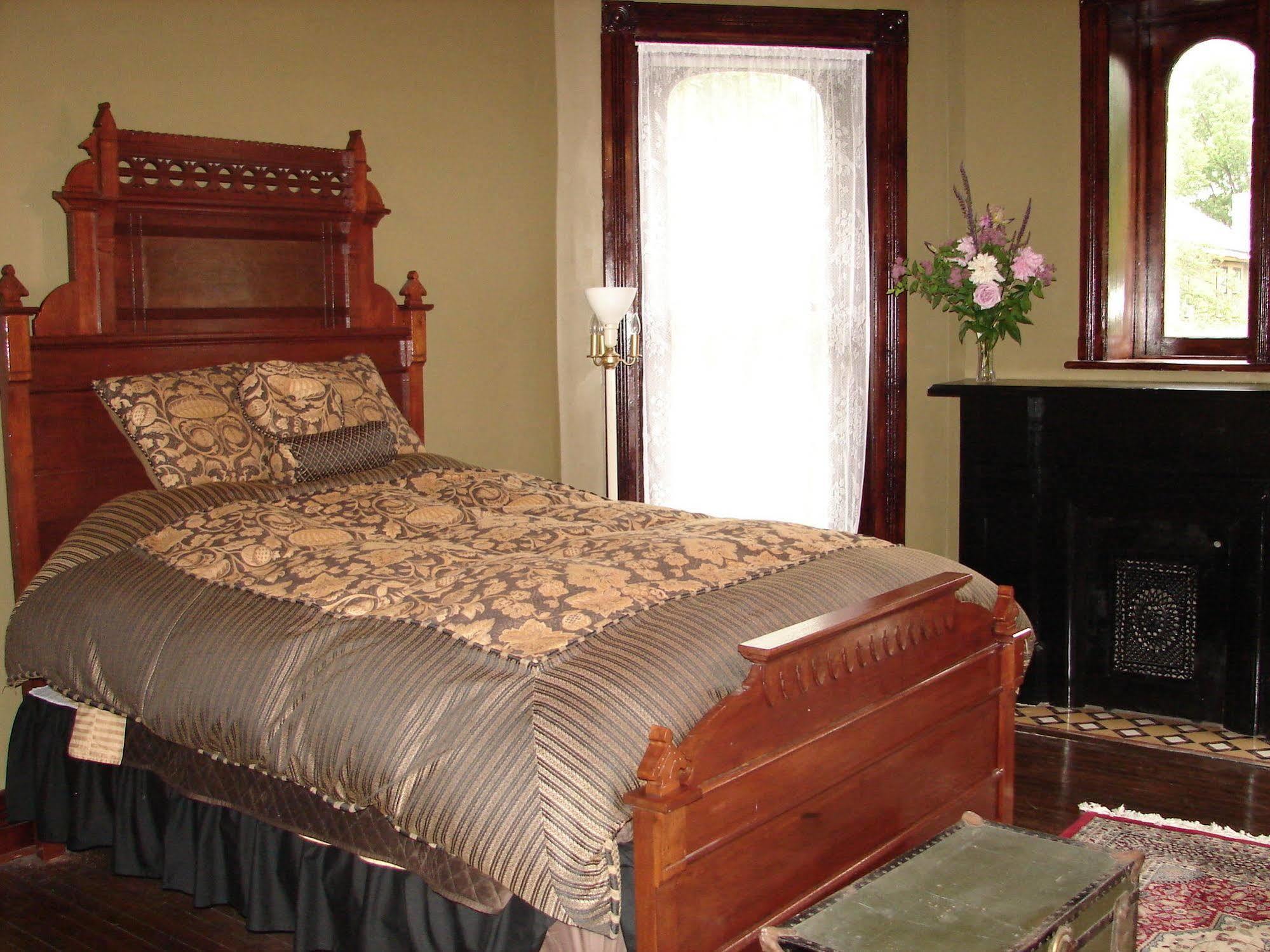 Whiskey Mansion Bed & Breakfast Saint Joseph Rom bilde
