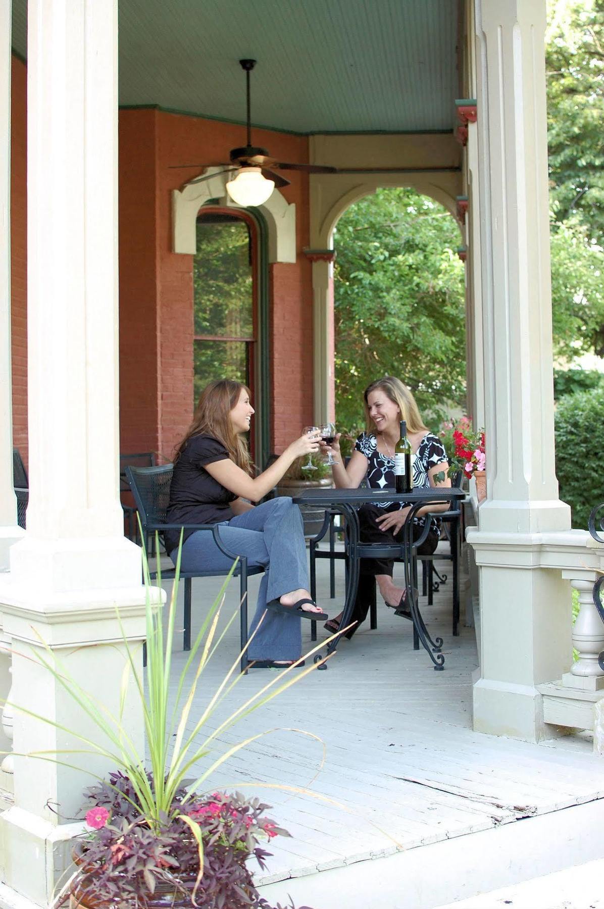 Whiskey Mansion Bed & Breakfast Saint Joseph Restaurant bilde